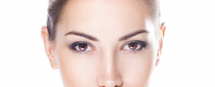 En la imagen se muestra un rostro femenino bastante perfilado tras haberse sometido a una operación de blefaroplastia